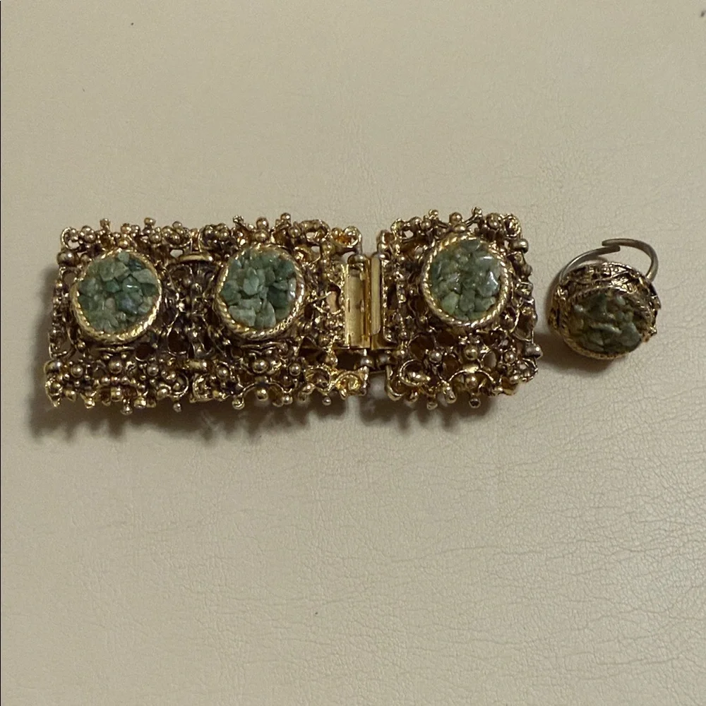 VINTAGE DETAILED OLD FASHIONED ELEGANT GOLD & GREEN STONED BRACELET & RING SET